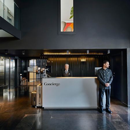 Hotel Ohla Barcellona Esterno foto Concierge at the entrance of the hotel