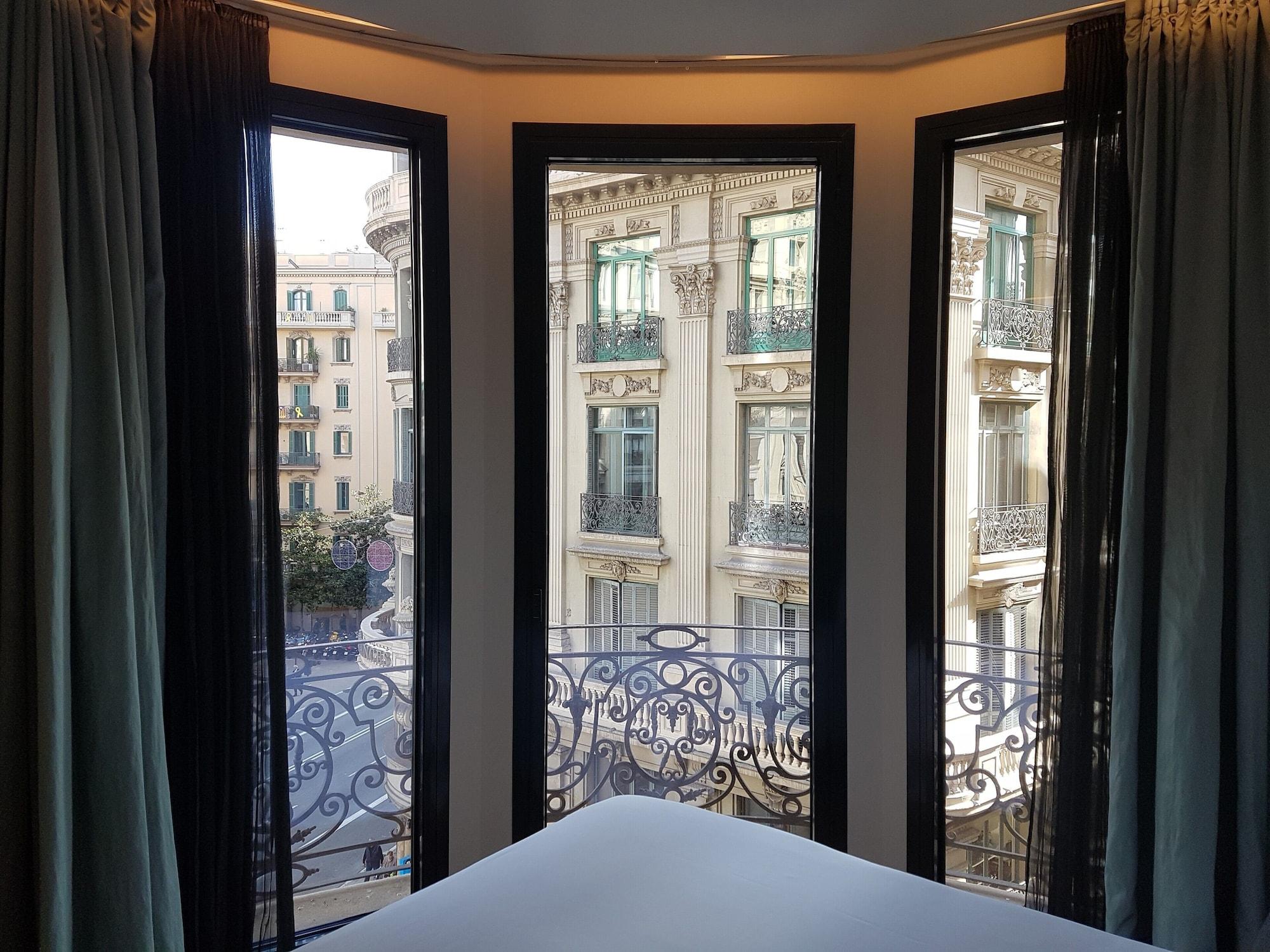 Hotel Ohla Barcellona Esterno foto A window in a hotel room