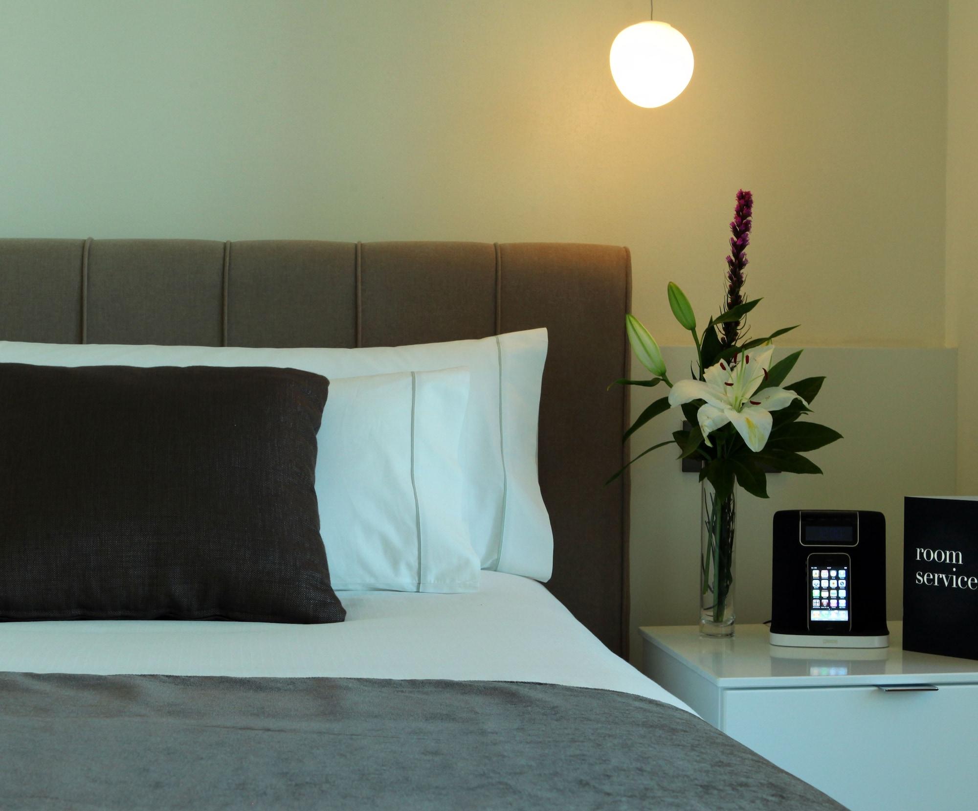 Hotel Ohla Barcellona Esterno foto A guest room at the hotel