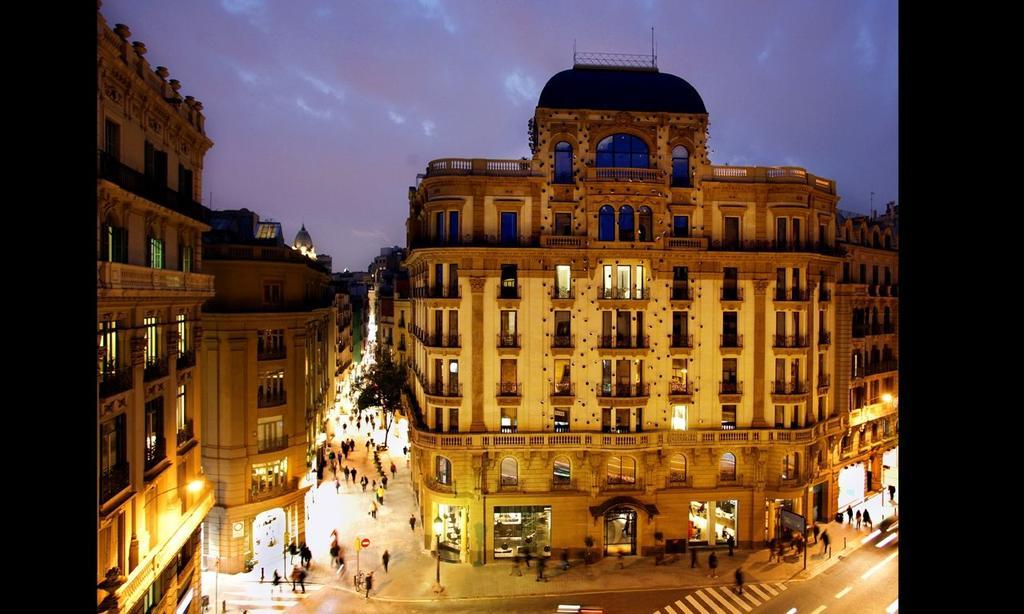 Hotel Ohla Barcellona Esterno foto The hotel at night