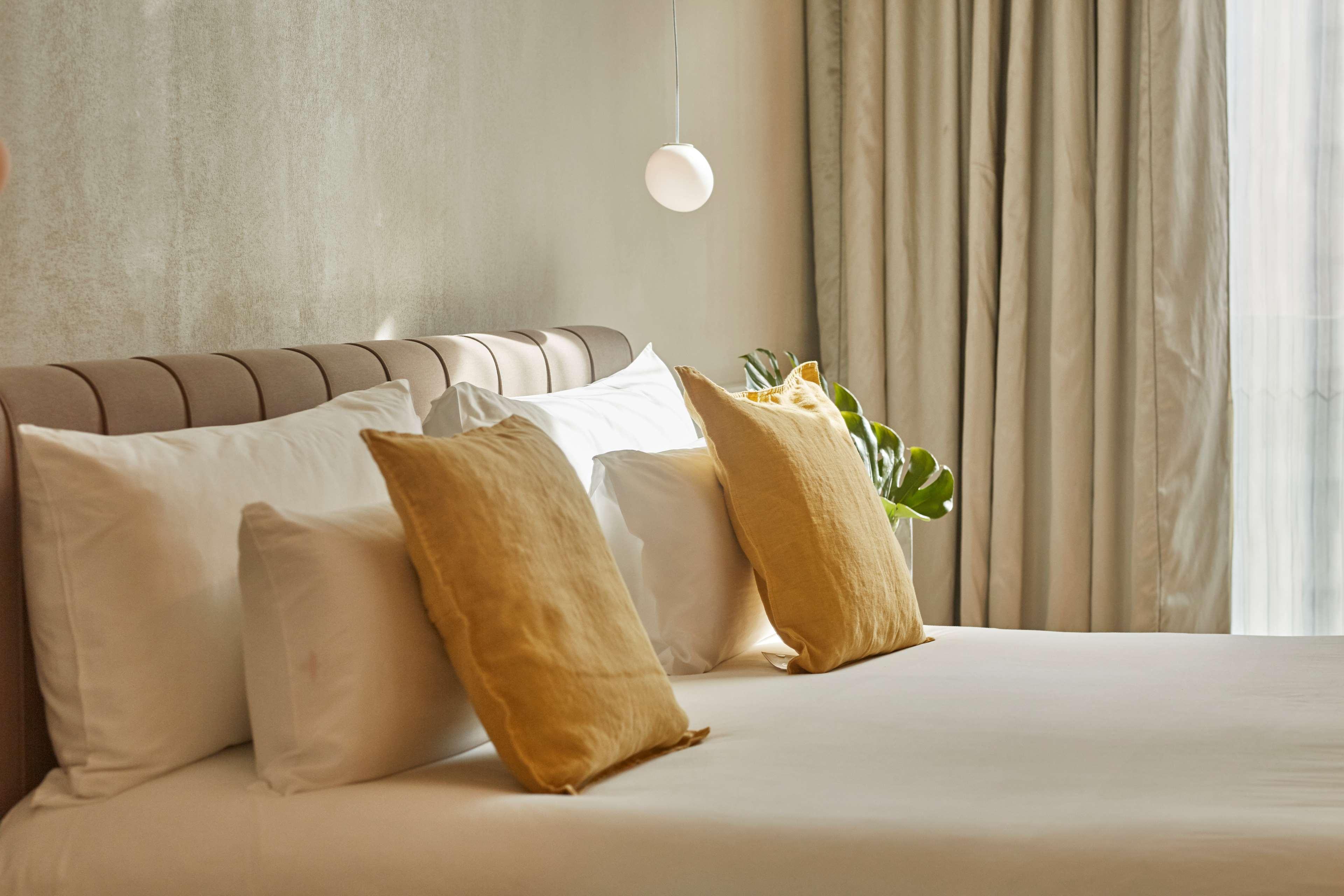 Hotel Ohla Barcellona Esterno foto A bed with cushions