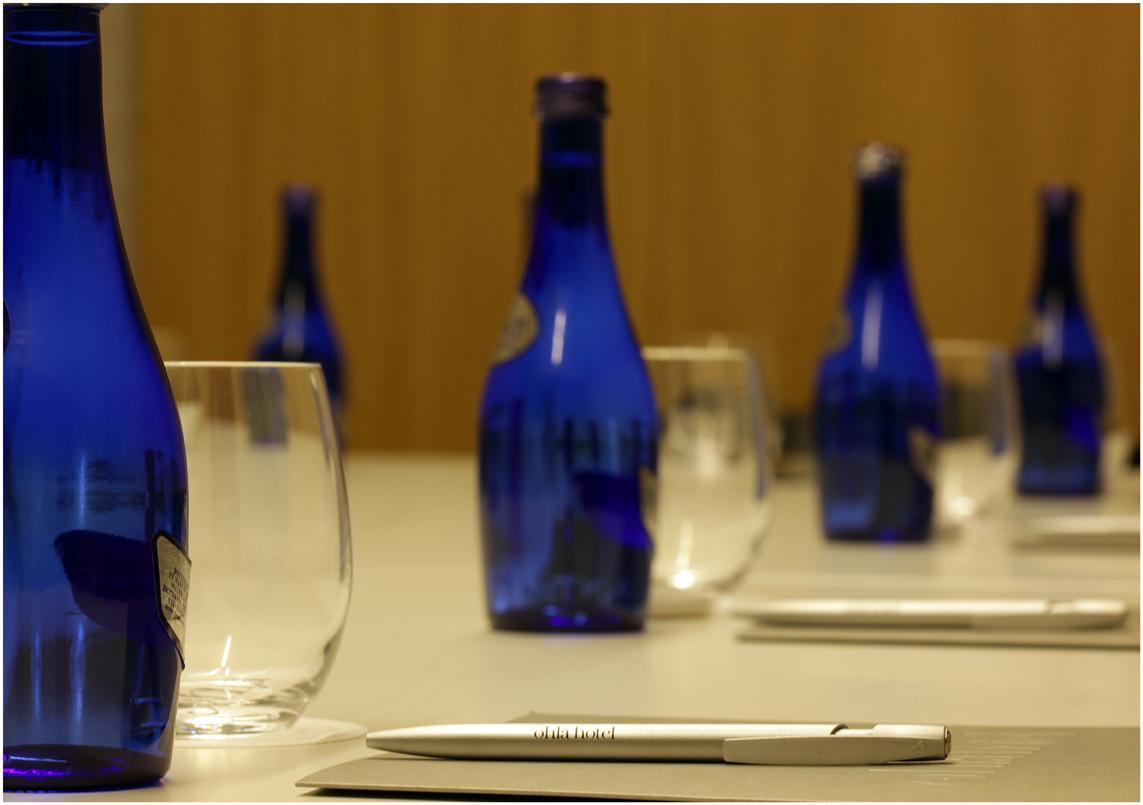 Hotel Ohla Barcellona Esterno foto Bottles of water at a meeting
