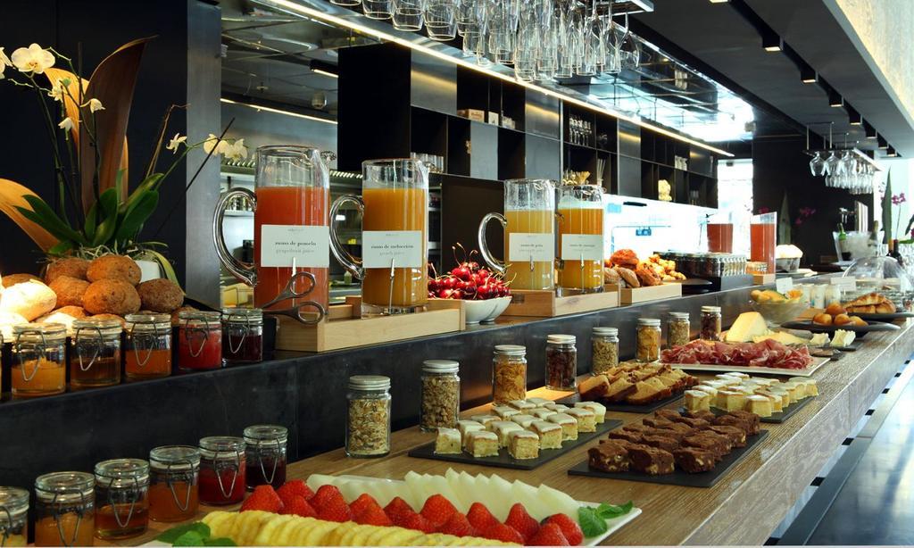 Hotel Ohla Barcellona Esterno foto A buffet at a hotel