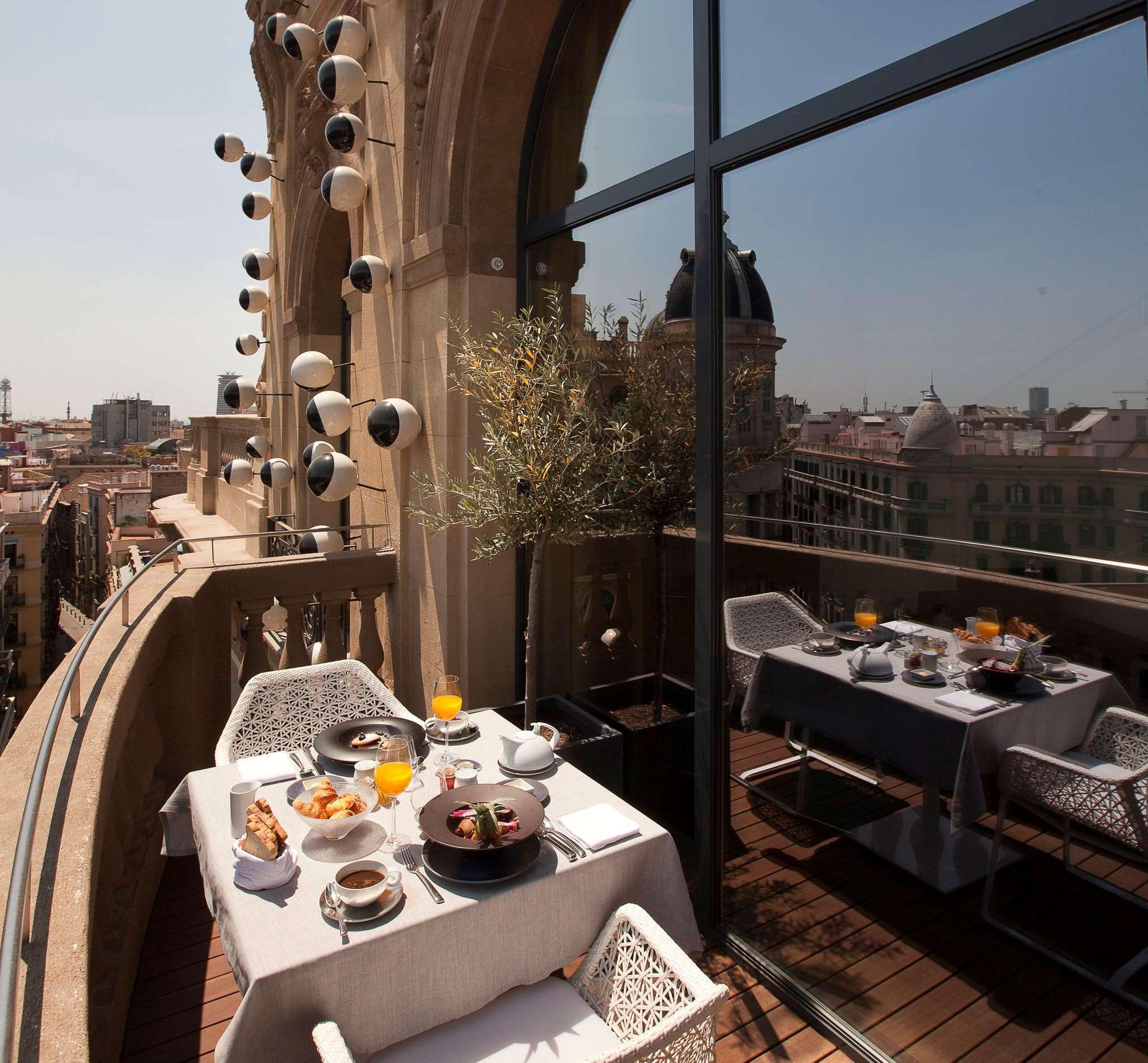 Hotel Ohla Barcellona Esterno foto The hotel's rooftop terrace