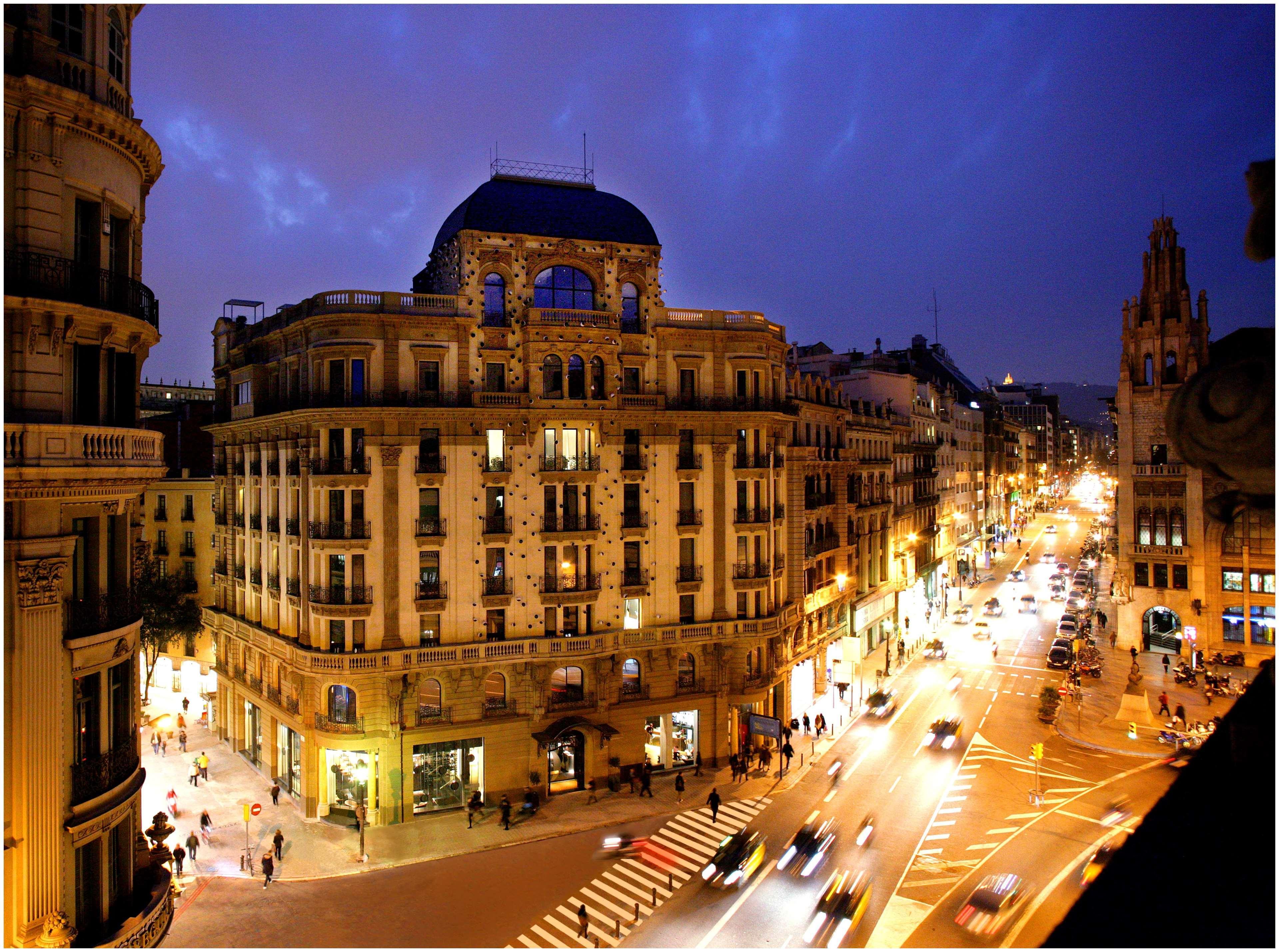 Hotel Ohla Barcellona Esterno foto Gran Vía at night