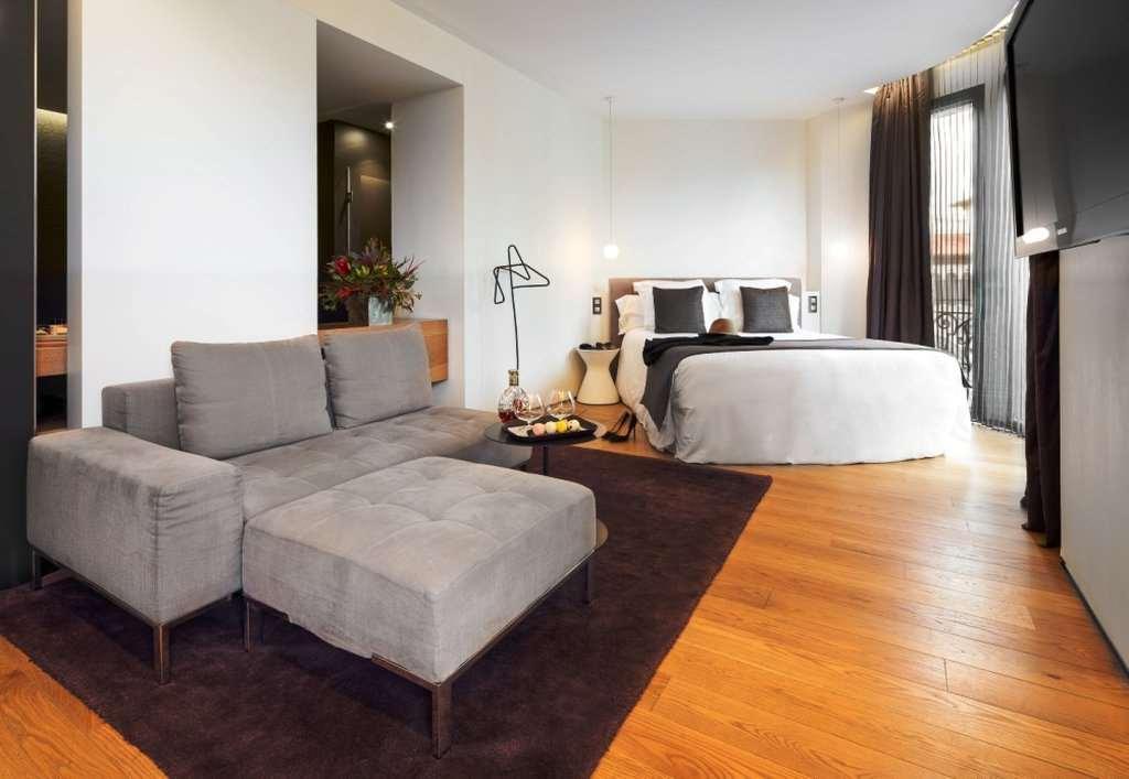 Hotel Ohla Barcellona Esterno foto A room at the hotel