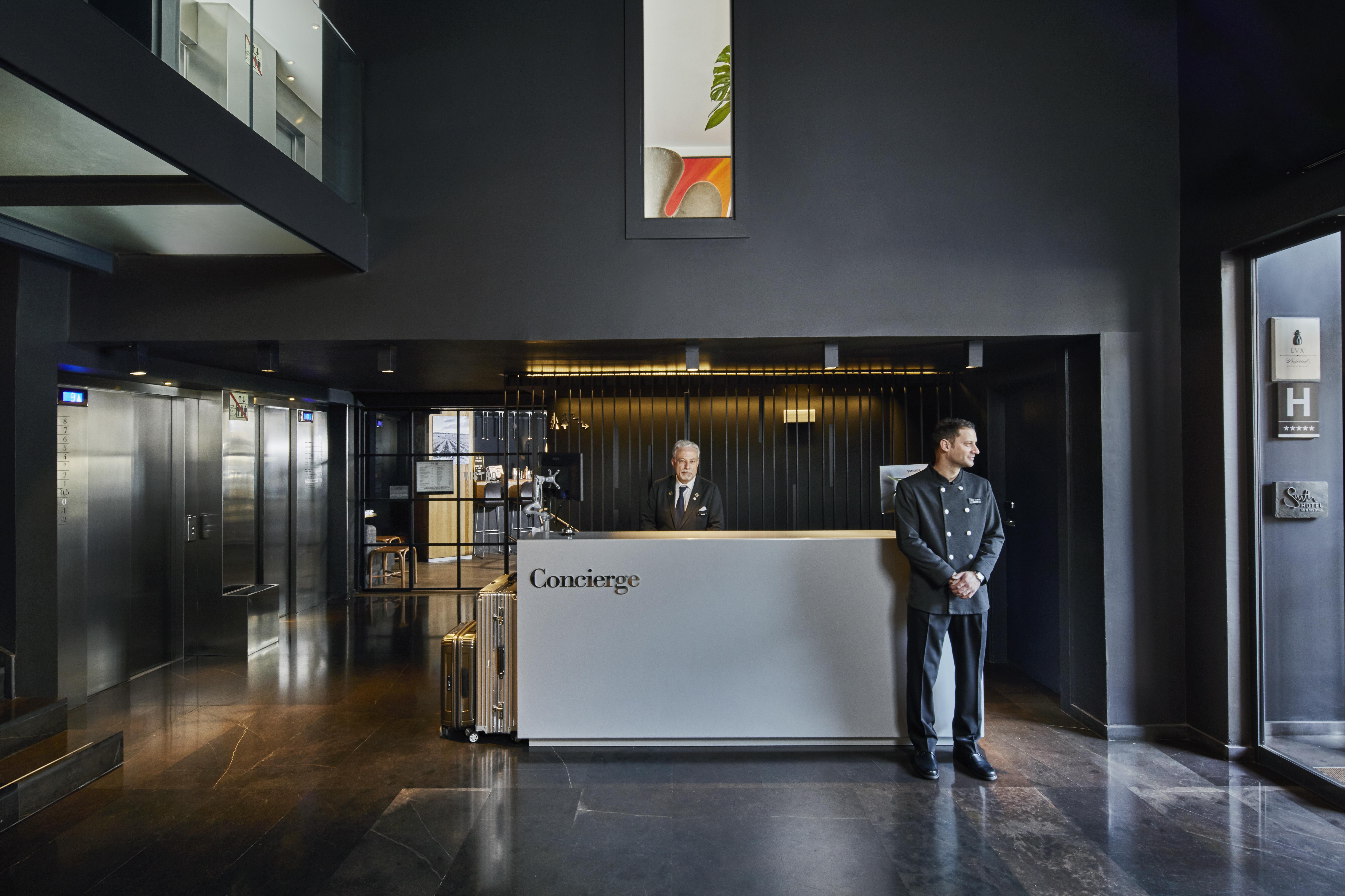 Hotel Ohla Barcellona Esterno foto Concierge at the entrance of the hotel