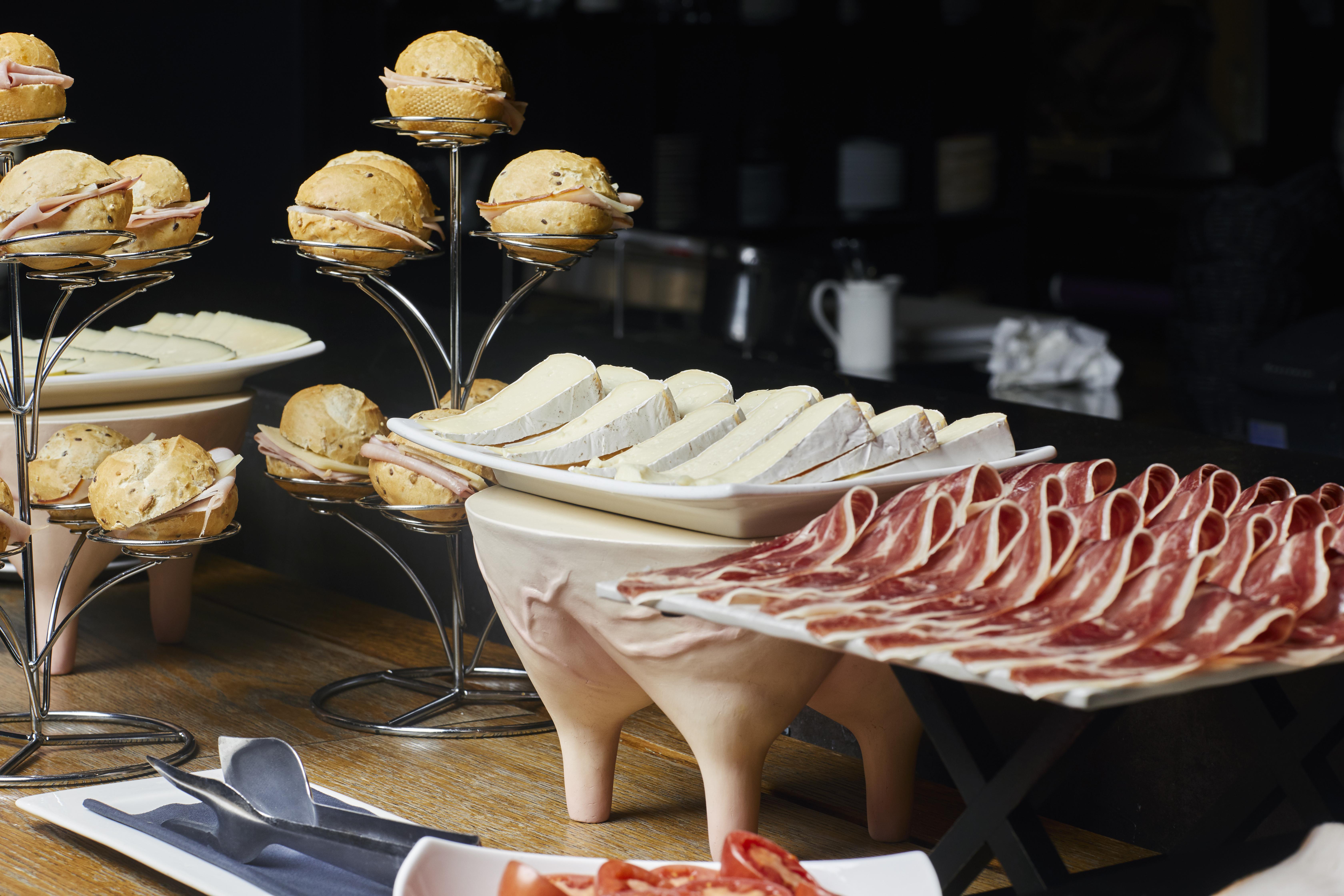 Hotel Ohla Barcellona Esterno foto A selection of tapas