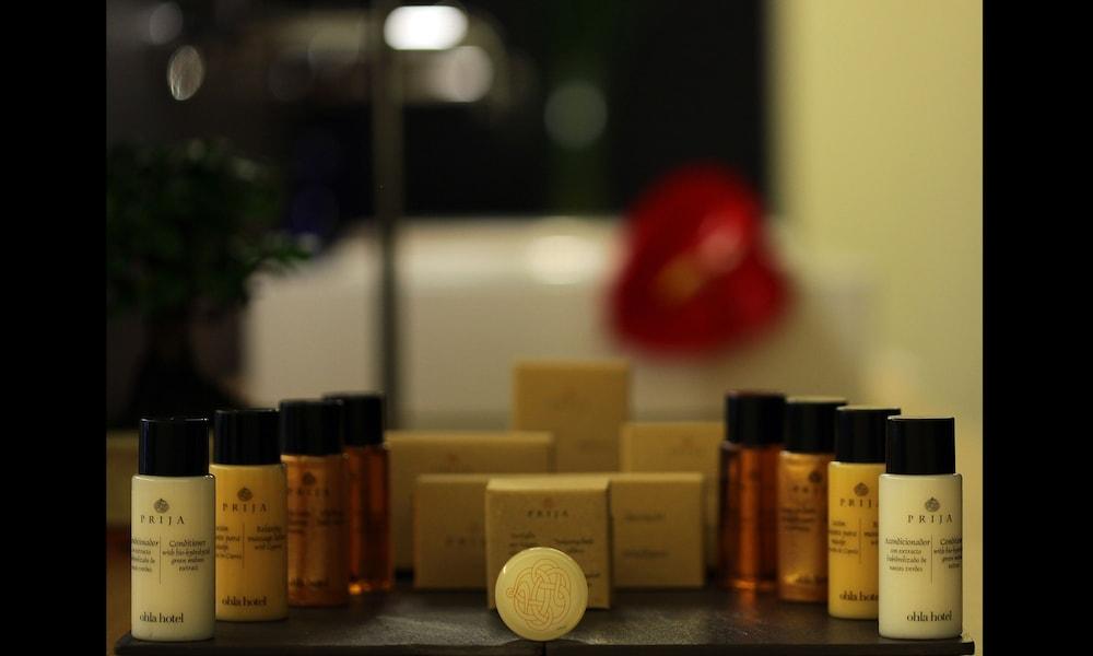 Hotel Ohla Barcellona Esterno foto A selection of toiletries
