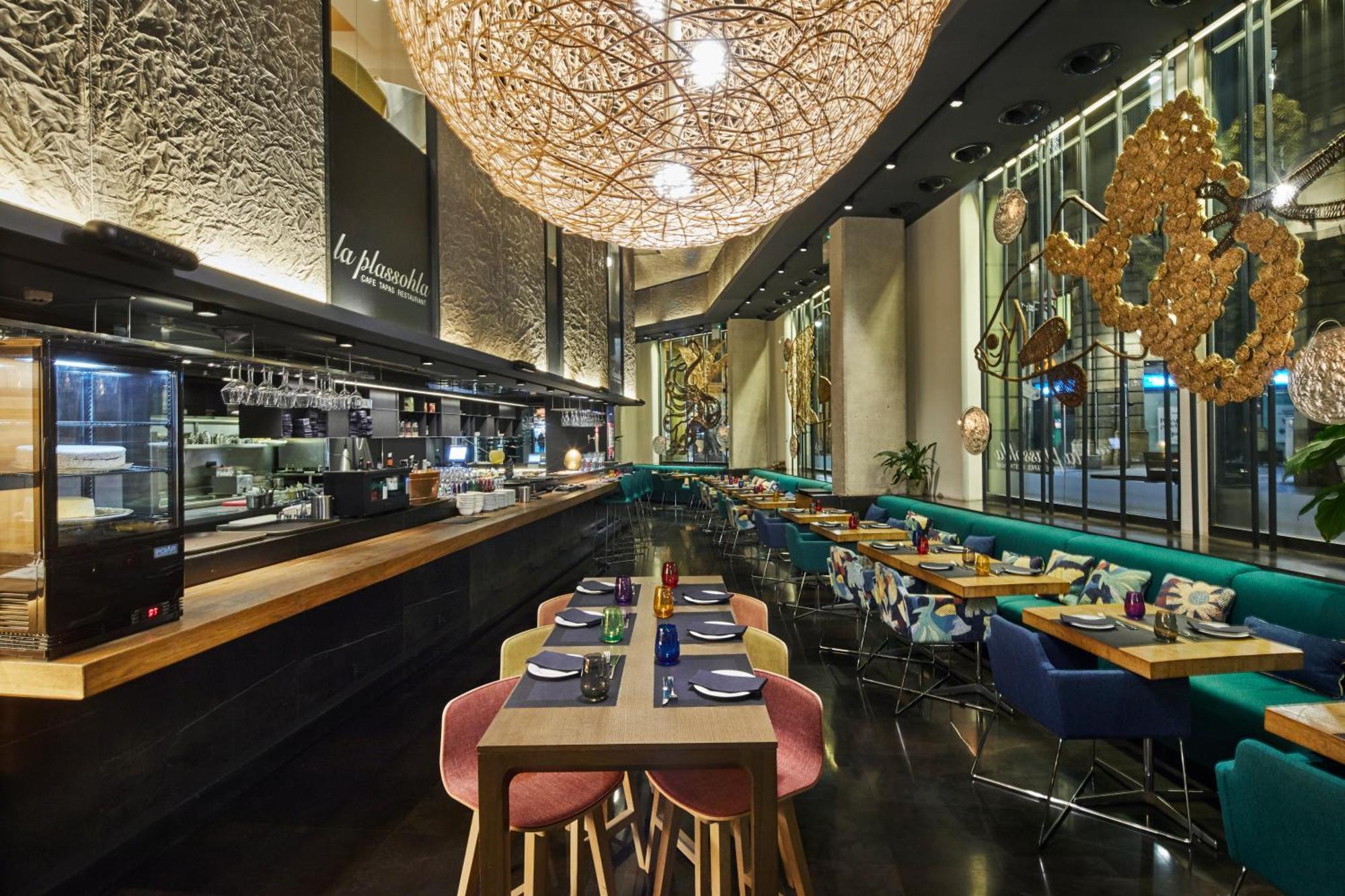 Hotel Ohla Barcellona Esterno foto Restaurant in the hotel