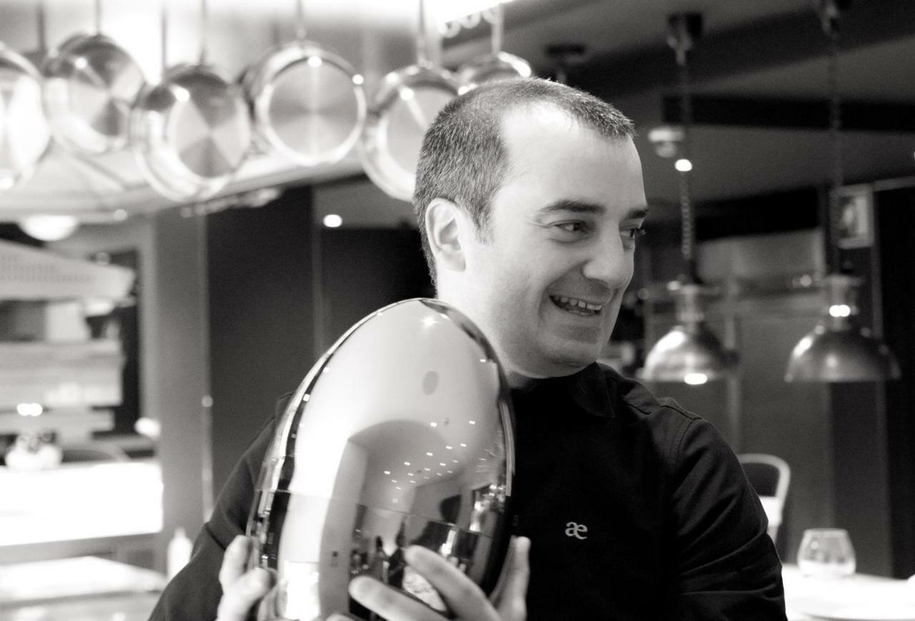 Hotel Ohla Barcellona Esterno foto A bartender at work